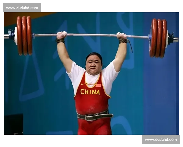 举重选手奋力挑战极限成功刷新世界纪录震撼全场